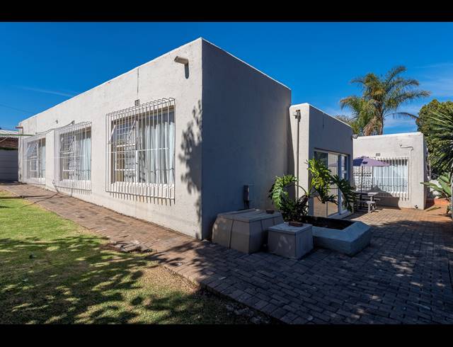 3 BEDROOM FREEHOLD FOR SALE IN SUIDEROORD